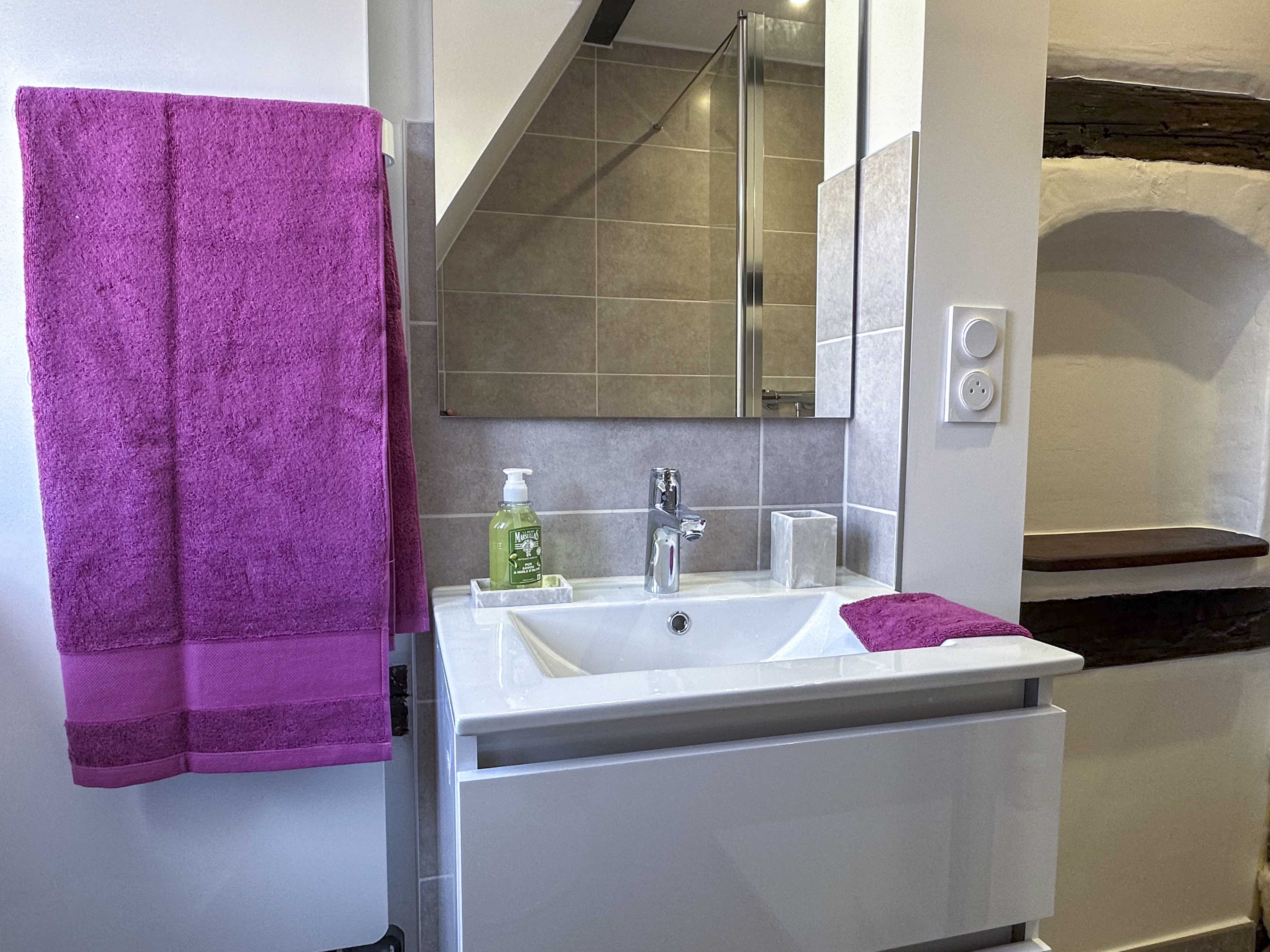 Salle de bain moderne avec vasque