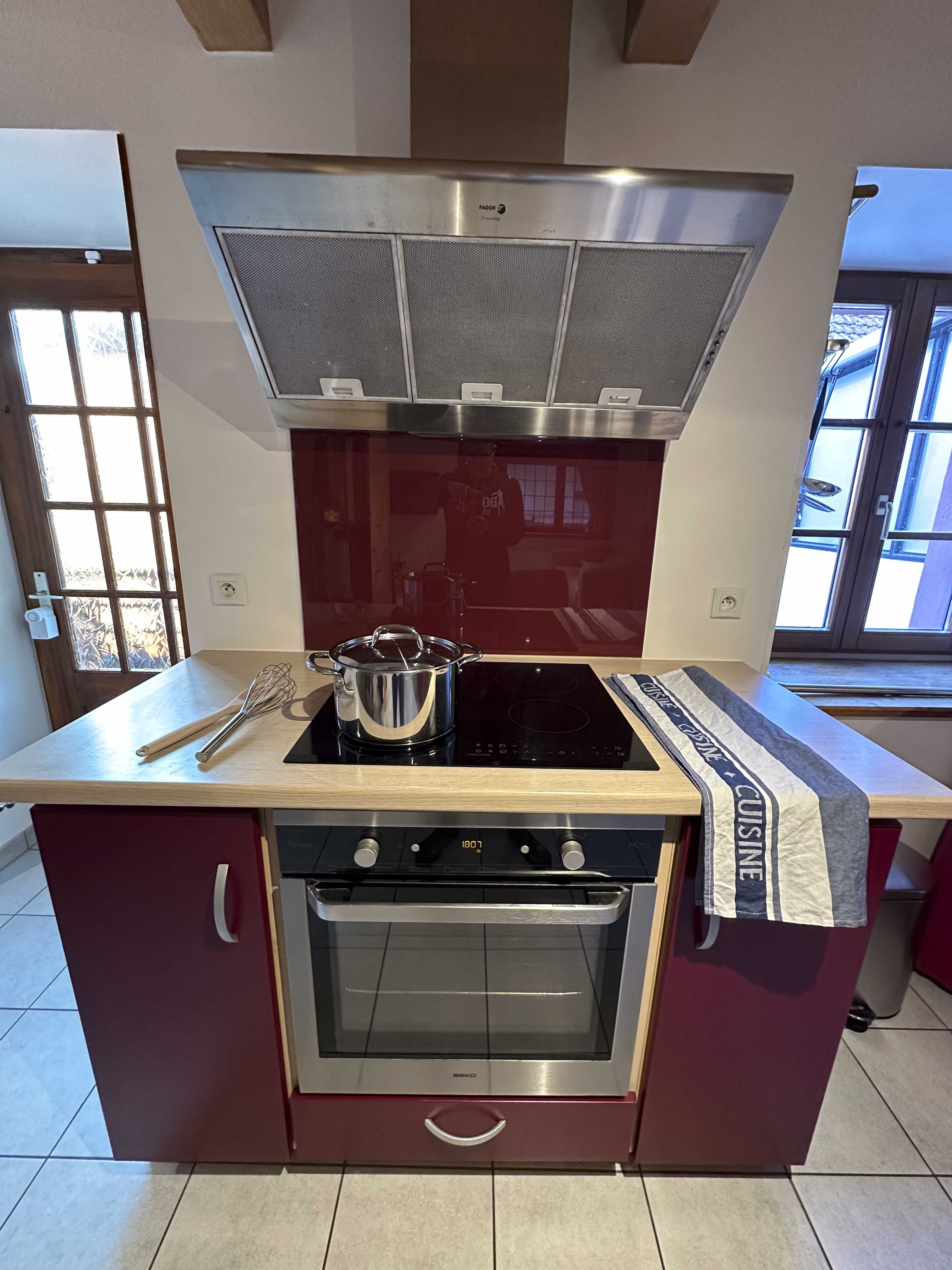 Îlot de cuisine avec plaque à induction et four encastré